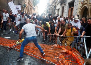 Antivacunas en Italia querían fabricar explosivos caseros y comprar cuchillos para “asustar al Gobierno”