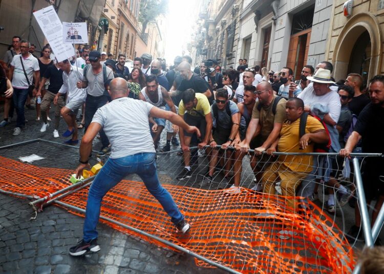 Antivacunas en Italia querían fabricar explosivos caseros y comprar cuchillos para “asustar al Gobierno”