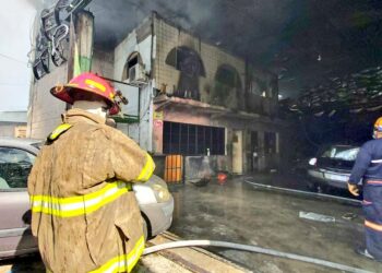 Bomberos logran controlar incendio generado sobre sobre 49 Avenida Sur, San Salvador