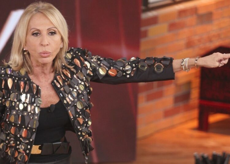 Laura Bozzo es captada comiendo en Acapulco pese a tener una orden de aprehensión
