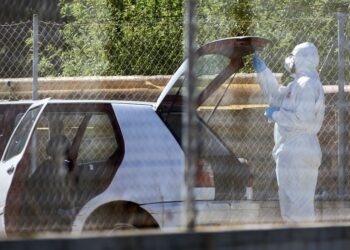 Dos hombres toman un vehículo con un letrero de «coche gratis», lo conducen y luego descubren un cadáver en el maletero