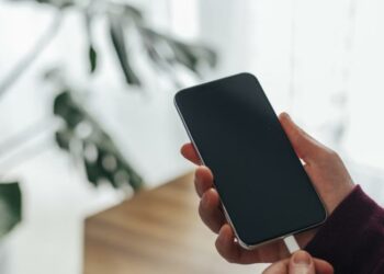 (VIDEO) Crean una camiseta que puede cargar un ‘smartphone’ mientras se lleva puesta