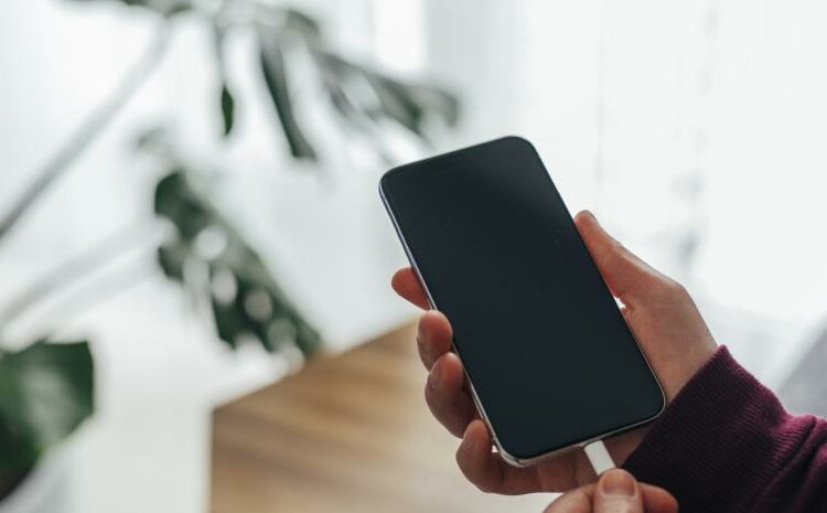 (VIDEO) Crean una camiseta que puede cargar un ‘smartphone’ mientras se lleva puesta