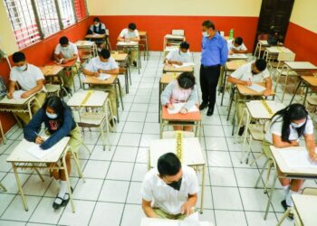 Comunidad educativa regresa a clases semipresenciales a partir de este lunes