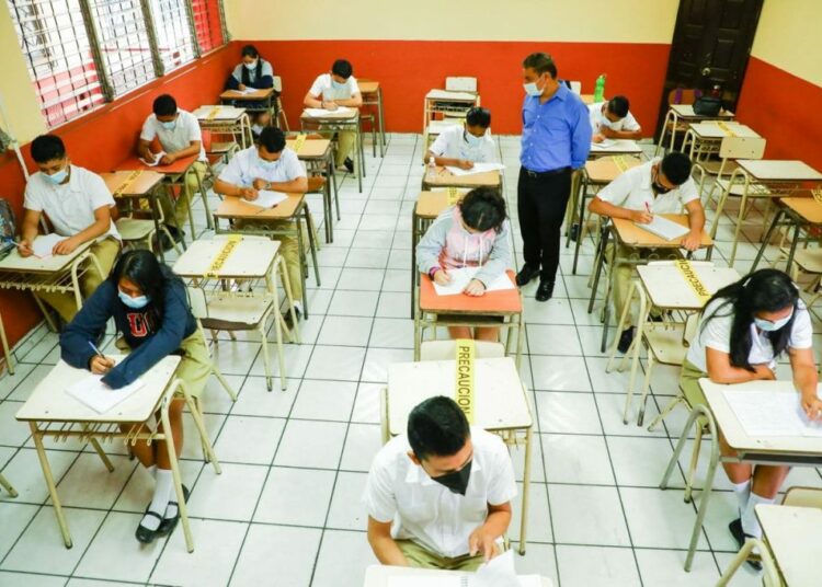 Comunidad educativa regresa a clases semipresenciales a partir de este lunes