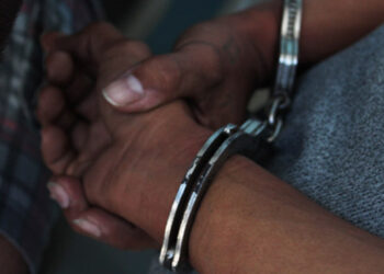 Abrió la puerta de su casa a una amiga que buscaba ayuda, pero fue agredida hasta casi perder la vida