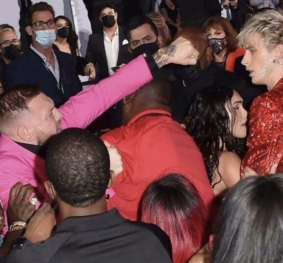 (VIDEO) Conor McGregor agredió al novio de Megan Fox en la alfombra roja de los MTV Video Music Awards