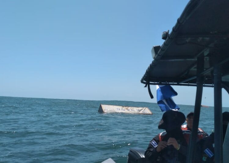 PNC reporta hallazgo de 11 contenedores flotando frente a La Barra de Santiago