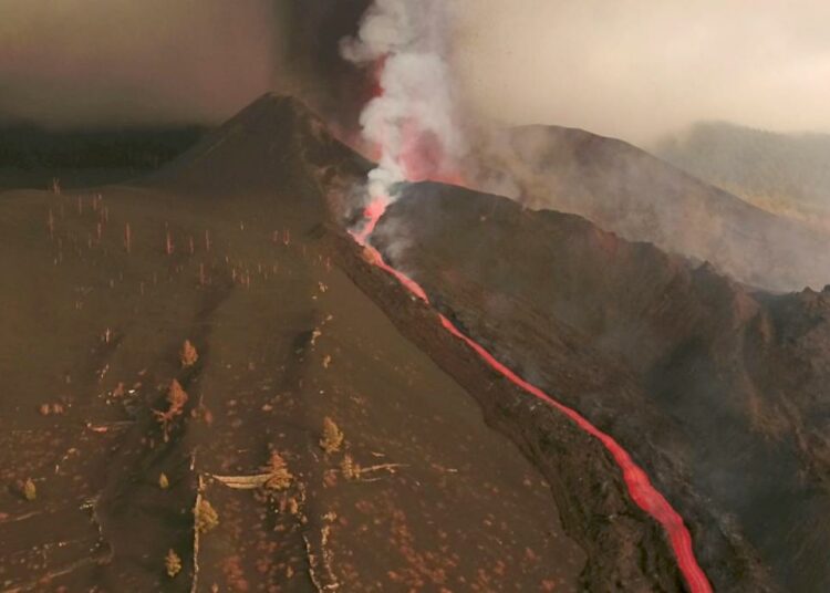 Nueva colada del volcán de La Palma avanza hacia el mar