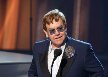 Elton John suspendió su gira europea por un fuerte dolor de cadera debido a una caída que sufrió durante sus vacaciones de verano