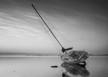 Un bote queda varado en lo alto de una roca tras chocar contra un arrecife