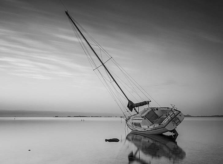 Un bote queda varado en lo alto de una roca tras chocar contra un arrecife