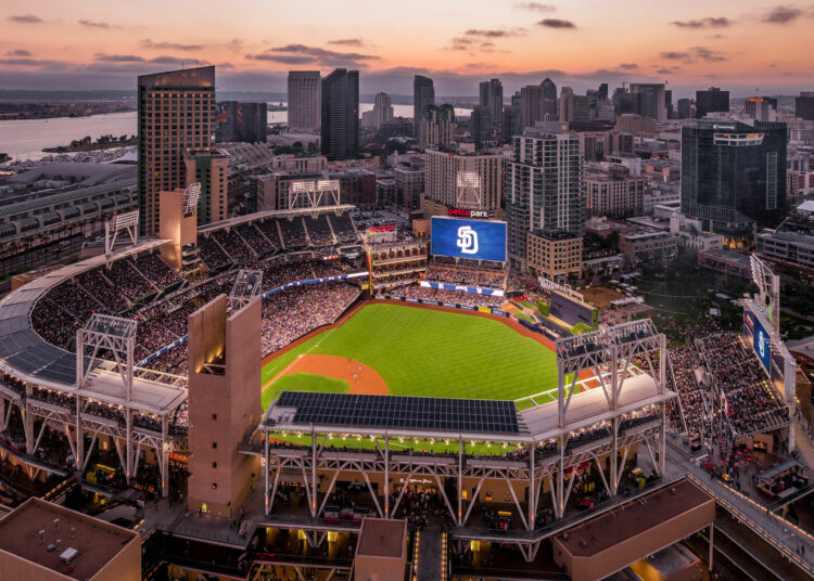 Una mujer y su hijo murieron al caer desde el tercer piso del estadio de los Padres de San Diego
