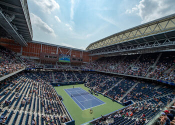 (VIDEO) Torrencial lluvia se cuela a través del techo del estadio Louis Armstrong en Nueva York y obliga a suspender un juego del Abierto de EE.UU.