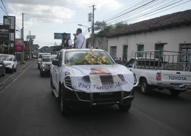 Salvadoreños despiden al Padre Flavián Mucci en las instalaciones de Ágape