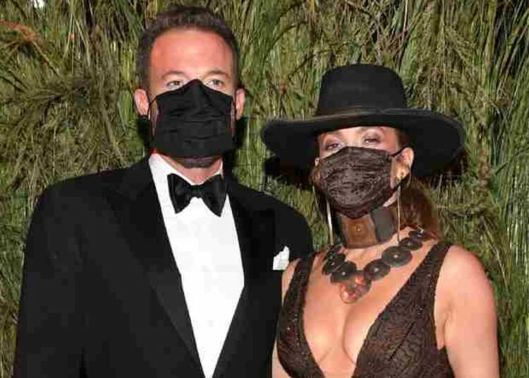 El apasionado beso con mascarilla de Jennifer Lopez y Ben Affleck en la MET Gala 2021