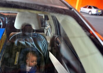 Mueren bebés gemelos en Carolina del Norte tras pasar 9 horas encerrados en un auto