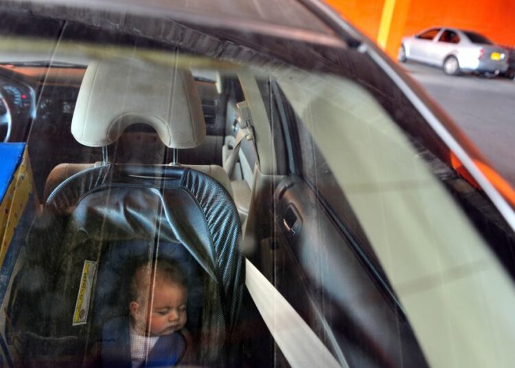 Mueren bebés gemelos en Carolina del Norte tras pasar 9 horas encerrados en un auto