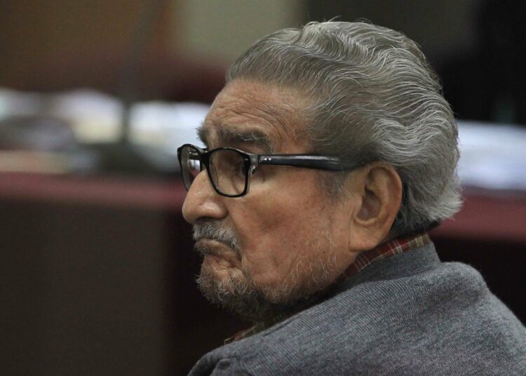 El Congreso de Perú aprueba el proyecto de ley que permite cremar el cadáver del líder de Sendero Luminoso, Abimael Guzmán