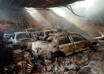VIDEO | Bomberos controla incendio en bodega de taxis en San Miguel