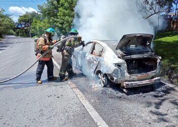 Se incendia vehículo en carretera a Comalapa