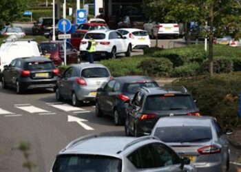 (VIDEOS) Se extiende la crisis por el combustible en el Reino Unido, conductores se van a los golpes por gasolina