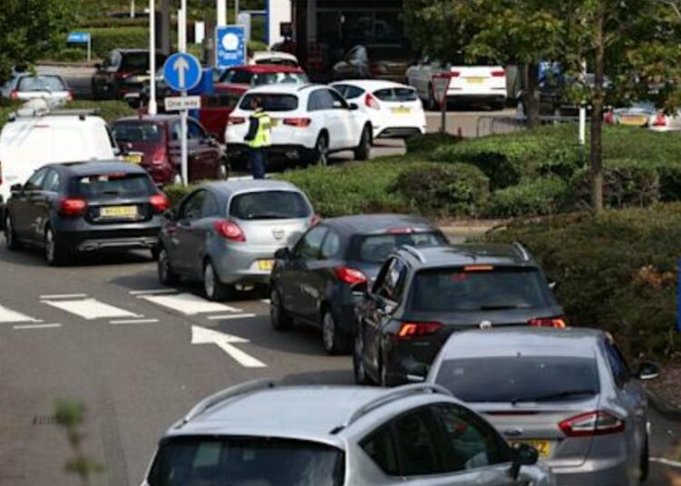 (VIDEOS) Se extiende la crisis por el combustible en el Reino Unido, conductores se van a los golpes por gasolina