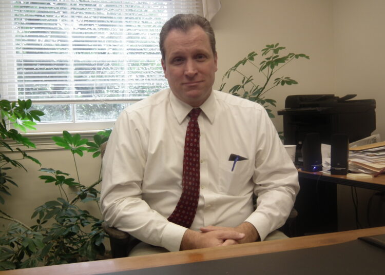 Un juez que había filmado a niños desnudos con una cámara oculta se suicidó antes de ser arrestado por el FBI