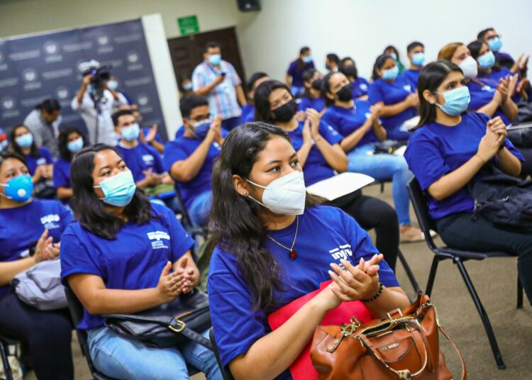 Gobierno entrega más de 300 becas a jóvenes para que continúen sus estudios