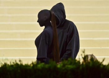 ¿Era Kanye West el acompañante enmascarado de Kim Kardashian en la Met Gala?