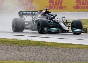 (VIDEO) Lewis Hamilton causa un accidente en los boxes al golear a uno de sus los mecánicos