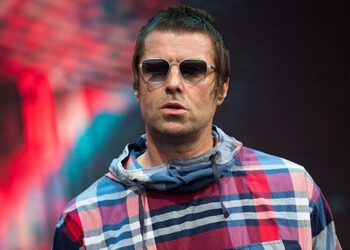 Liam Gallagher se cayó de un helicóptero y compartió una imagen de cómo quedó su rostro
