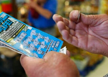 Detienen en Italia al dueño de un Kiosko que le robó a una clienta un boleto premiado con 600.000 dólares y huyó en moto