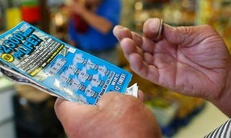 Detienen en Italia al dueño de un Kiosko que le robó a una clienta un boleto premiado con 600.000 dólares y huyó en moto