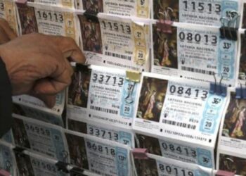 Gana 600.000 dólares a la lotería, pero el dueño del puesto de venta le quita el boleto premiado y huye en moto
