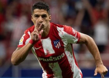 Luis Suárez aseguró que “hay una guerra” interna que perjudica al Barcelona