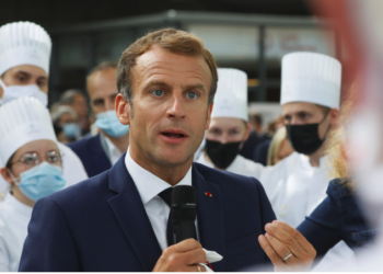 (VIDEO) Un hombre lanza huevos al presidente de Francia Emmanuel Macron durante su visita a una feria en Lyon