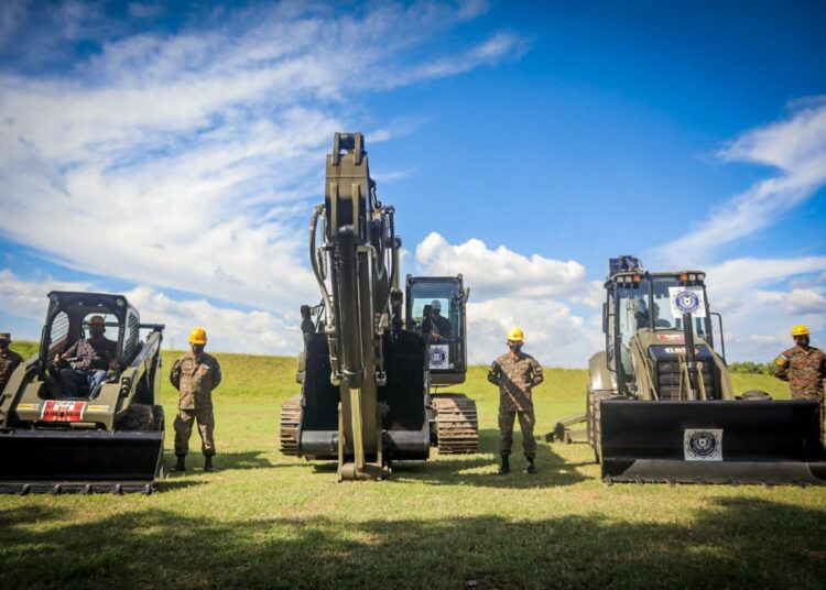 Ministerio de la Defensa recibe maquinaria para atender desastres naturales