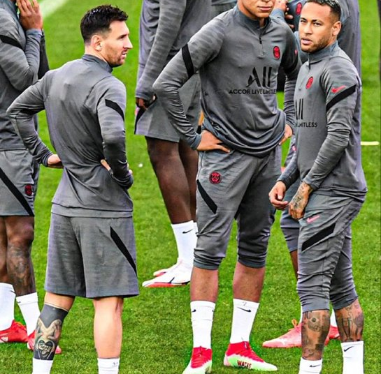 La terminante crítica de una estrella inglesa Michael Owen a Messi, Neymar y Mbappé tras el debut del tridente