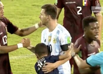 (VIDEO) Un niño venezolano invadió el campo para abrazar a Lionel Messi