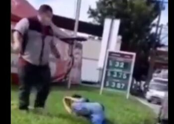 VIDEO | Microbusero de la ruta 44 da brutal golpiza a un adolescente indefenso en Antiguo Cuscatlán