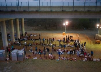 Texas registra masivo cruce de migrantes en la frontera