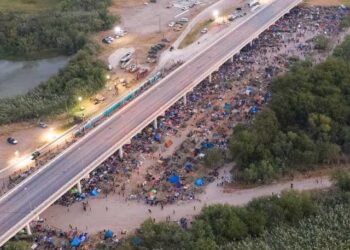 Texas pide declarar el estado de emergencia en su territorio tras la llegada masiva de migrantes