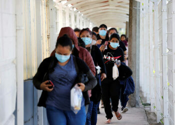 Juez de EE.UU. ordena suspender devolución de migrantes a México por medidas contra COVID