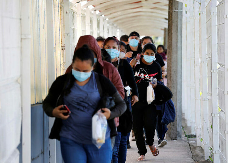 Juez de EE.UU. ordena suspender devolución de migrantes a México por medidas contra COVID