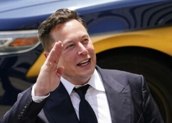 Musk supera a Bezos en la lista de los más ricos y le promete un peculiar regalo por su segundo puesto