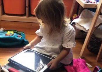 (VIDEO) La divertida conversación entre una niña gallega y Siri, asistente de voz de Apple, que ha enamorado a miles de personas