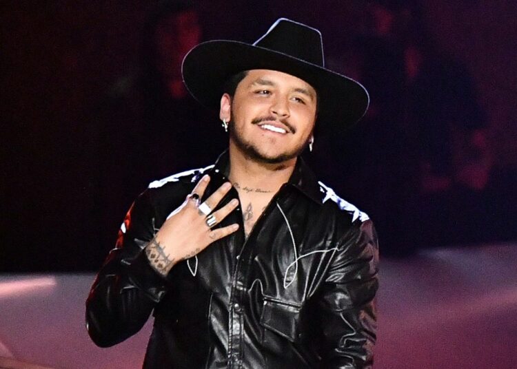 ¿Christian Nodal podría ir a la cárcel por comprar un mono araña?