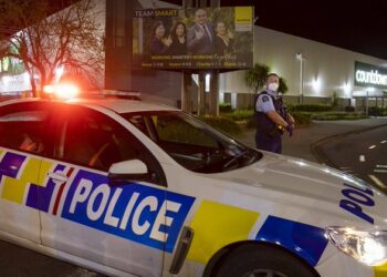 (VIDEO) Extremista islámico seguidor del ISIS apuñala a seis personas en un supermercado en Nueva Zelanda