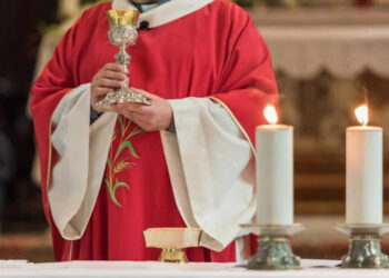 Arrestan a un párroco acusado de usar el dinero de las donaciones de sus feligreses para hacer orgías con drogas